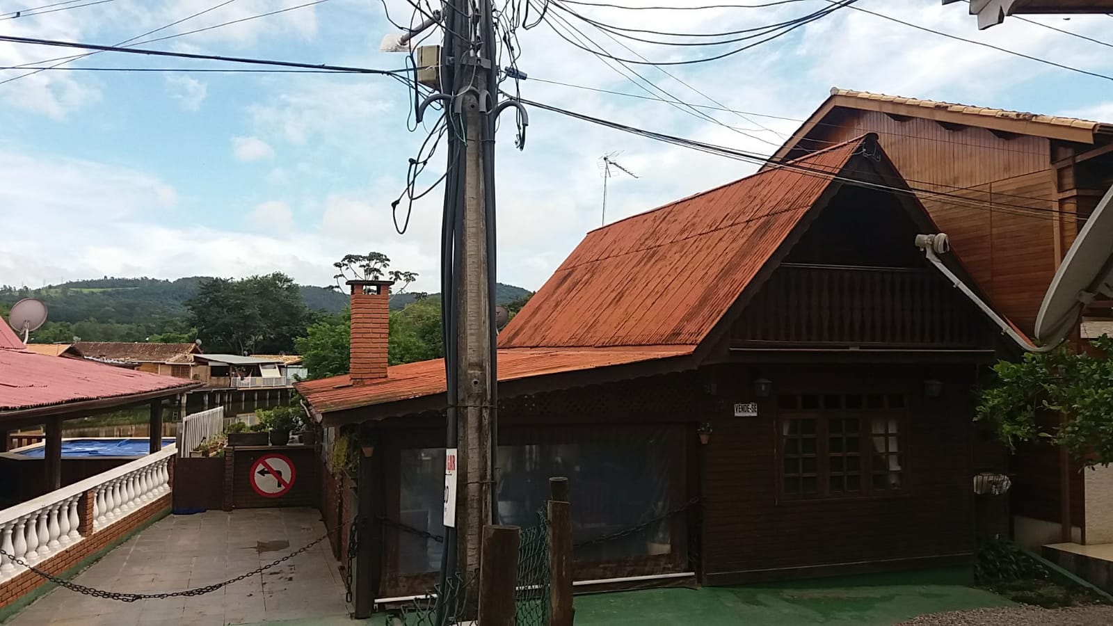 Casa no interior na beira do lago 9.jpg